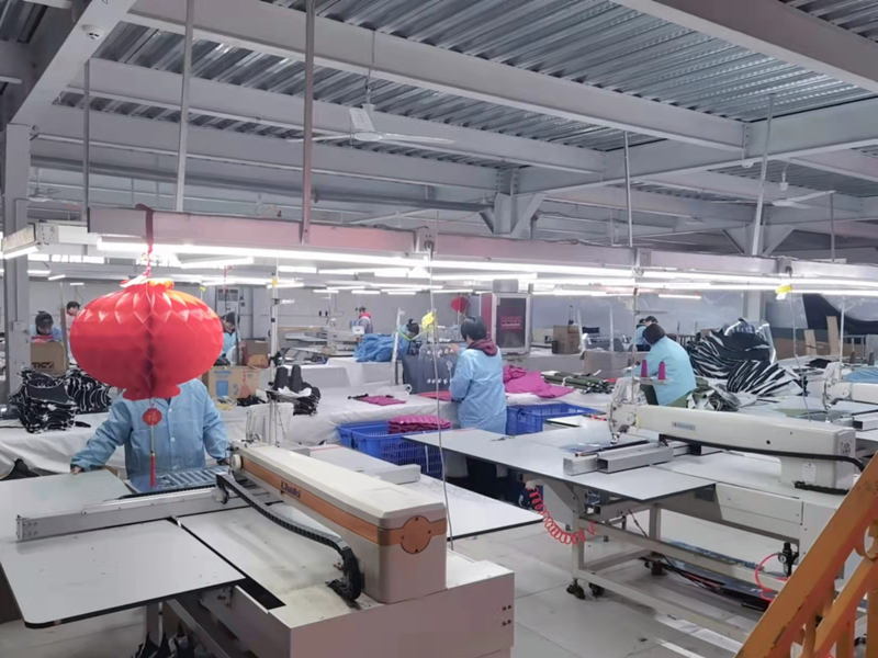 羽絨服生產(chǎn)現(xiàn)場(chǎng)