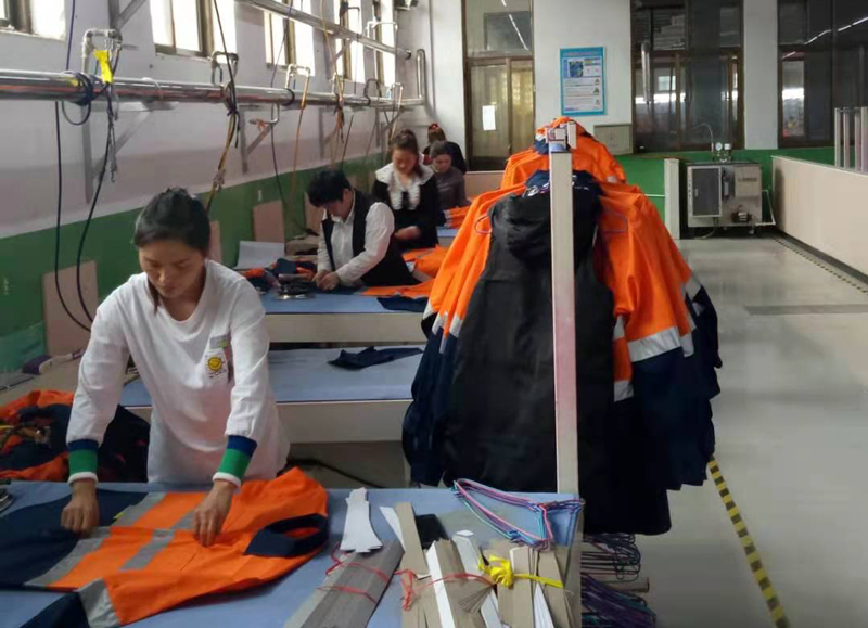 職業(yè)防護服生產現(xiàn)場