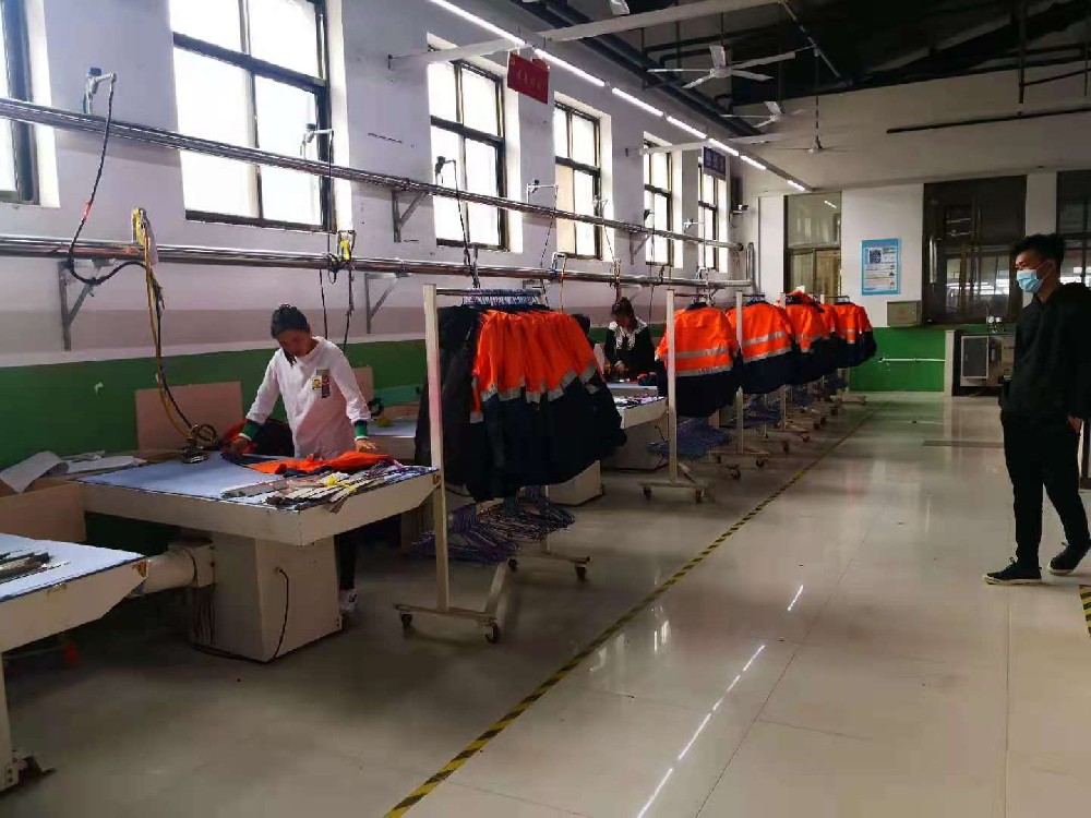 職業(yè)防護服生產現(xiàn)場